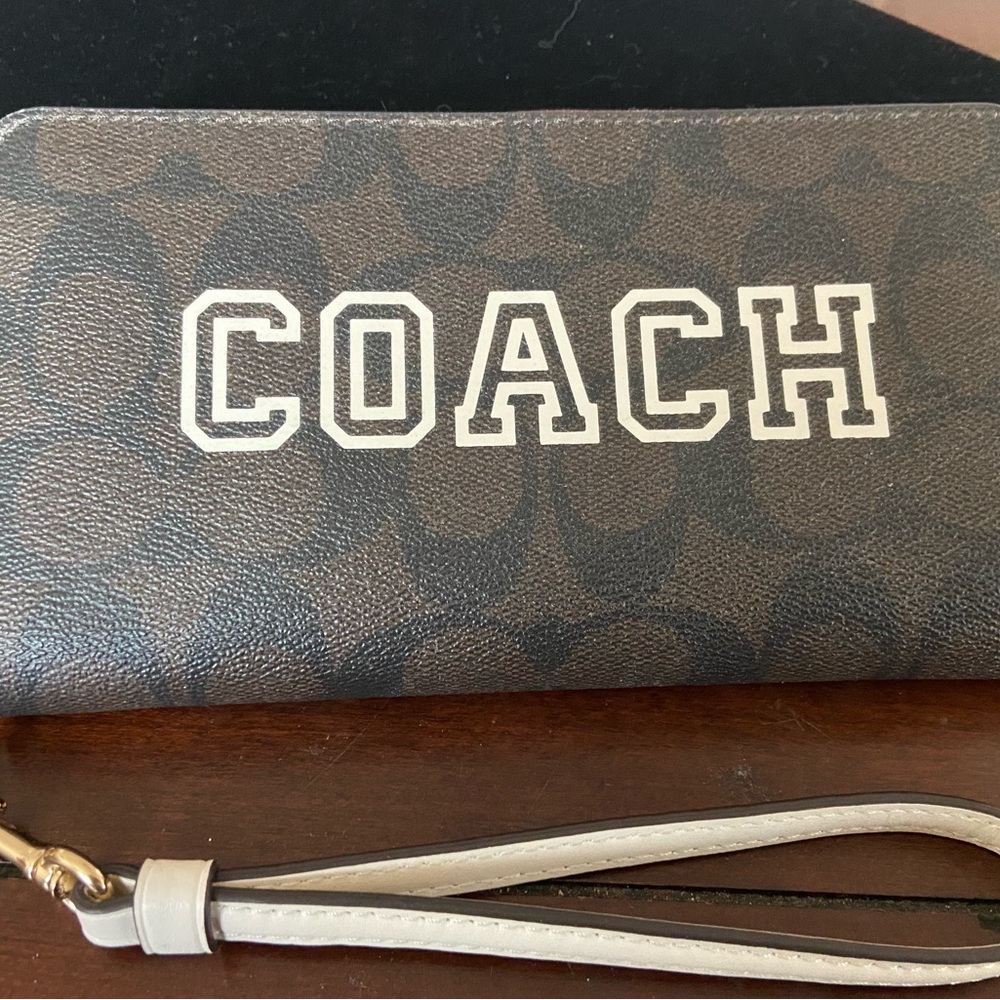 NEW Coach Large Zip Round Wallet